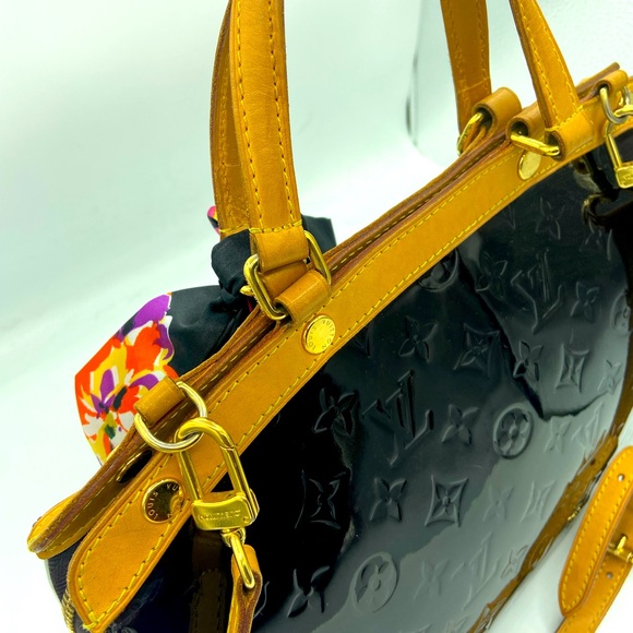 Louis Vuitton Bre Vernis Burgundy Patent Leather Shoulder Bag. - Picture 4 of 16